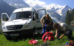 Mercedes van Mt Blanc