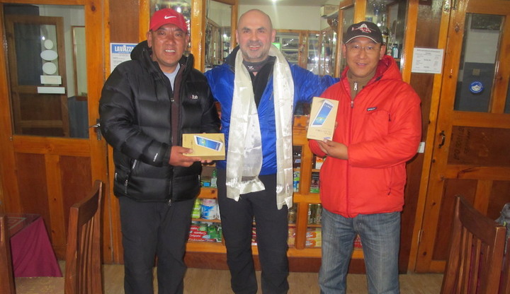 Justin presents tablets to Pemba from Namche Lodge