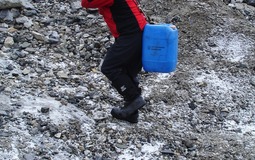 Mark Wilson carrying water