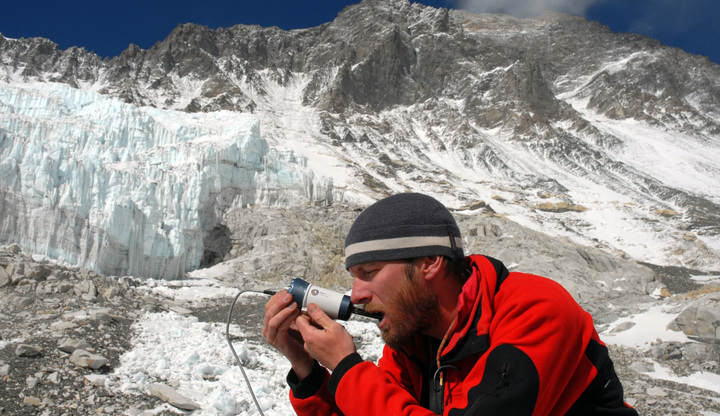 Dan Martin measuring microcirculation at Camp 2