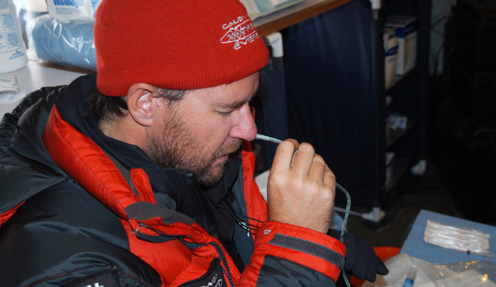 Paul Gunning inserts his own nasogastic tonometer at EBC